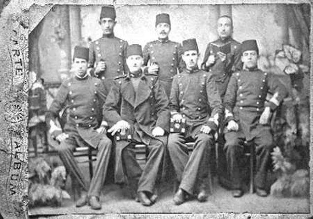 Politikaya girişi 19 yaşında yine 19'un katı olan 1900 yılında gerçekleşti.