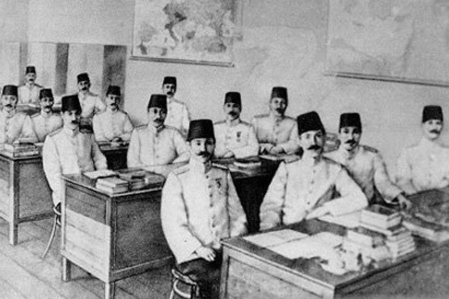 Harp Okulu'nu 20. olarak bitirdi. Subaylardan birisi yabancı olduğu için mezun olan 19. Türk subayı oldu.