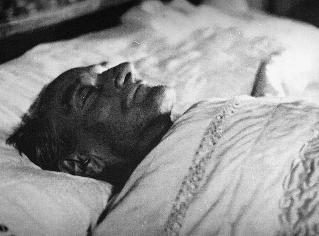 Ölüm tarihi 19'un katı olan 1938 yılıydı. Ölüm yaşı 19'un katı olan 57'ydi.